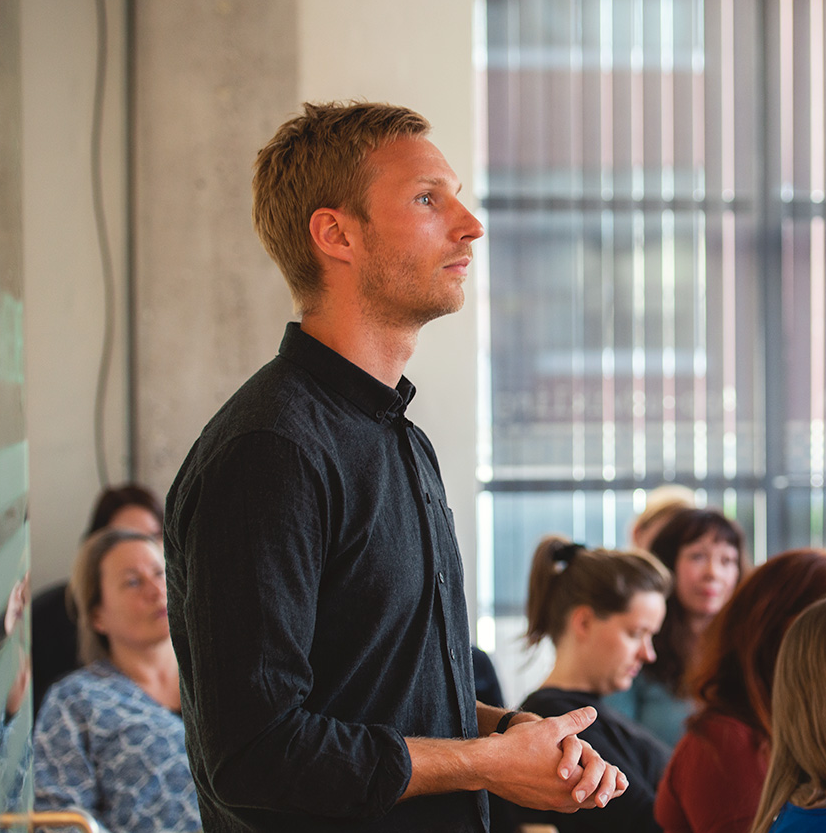 Kommunikationsrådgiver og tekstforfatter · Kristian Frost